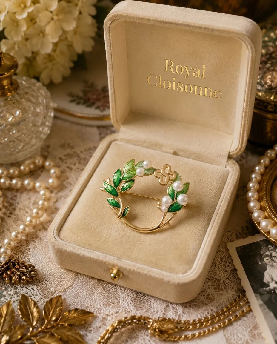 "صفاء بالأبيض والأزرق" حامل أقلام من المينا الأبيض الخالص | فن المينا اليدوي من بكين، الصين | تحفة فاخرة قابلة للتجميع في دبي والخليج العربي